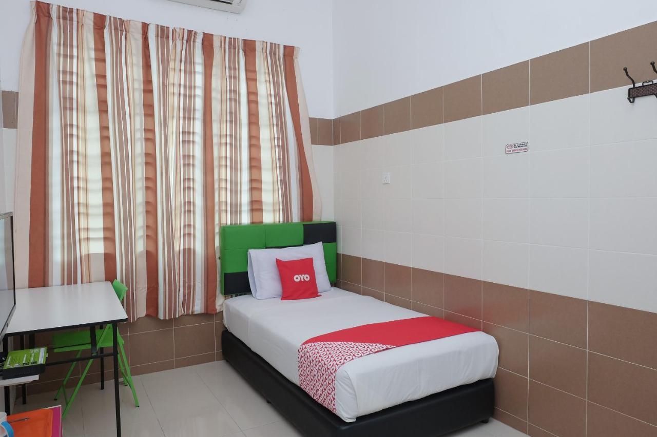 Oyo 90005 Dc Villa Guest House Куала-Ромпин Экстерьер фото